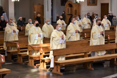 1 kwietnia 2021 r., w Wielki Czwartek, w naszej Katedrze została odprawiona Msza Krzyżma. Eucharystii przewodniczył bp Jan Wątroba. W koncelebrze uczestniczył bp Kazimierz Górny, bp Edward Białogłowski oraz 50 księży – z powodu ograniczeń związanych ze stanem epidemii byli to tylko przedstawiciele duchowieństwa diecezji rzeszowskiej. Do katedry nie przyjechała Liturgiczna Służba Ołtarza i schole. Po Komunii św. bp Jan Wątroba poświęcił olej krzyżma, który jest używany m.in. podczas udzielania sakramentu chrztu, bierzmowania i święceń kapłańskich. Wcześniej biskup pobłogosławił olej chorych i olej katechumenów.  Przed błogosławieństwem ks. Waldemar Dopart, proboszcz parafii św. Józefa na osiedlu Staromieście w Rzeszowie, w imieniu wszystkich kapłanów złożył biskupom świąteczne życzenia.  Na zakończenie Mszy Świętej Biskup Rzeszowski ogłosił nominację ks. Pawła Synosia, delegata biskupa ds. formacji stałej kapłanów na wikariusza biskupiego ds. formacji stałej kapłanów diecezji rzeszowskiej.  fot. ks. Tomasz Nowak