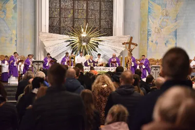 Mszy św. w Środę Popielcową na rozpoczęcie Wielkiego Postu w katedrze rzeszowskiej przewodniczył bp Jan Wątroba. Eucharystię koncelebrowali: ks. Łukasz Cyrnek, ks. Krzysztof Golas, ks. Krzysztof Gołąbek, ks. Sławomir Jeziorski, ks. Dominik Kiełb, ks. Jakub Nagi i ks. Nikodem Rybczyk.
Homilię wygłosił ks. Julian Wybraniec, wikariusz parafii katedralnej. Kaznodzieja w rozważaniu mówił o symbolice popiołu, którym w Środę Popielcową posypuje się głowy uczestników liturgii.
Po homilii odbył się obrzęd wybrania i wpisania imion do księgi katechumenów dwóch kobiet, które, jako dorosłe, przygotowują się do przyjęcia sakramentów inicjacji chrześcijańskiej.
Następnie odbył się obrzęd posypania popiołem.
Podczas Mszy św. posługę muzyczną pełniła Katedralna Schola Liturgiczna. Eucharystia była transmitowana przez Katolickie Radio VIA.
fot. ks. Jakub Oczkowicz