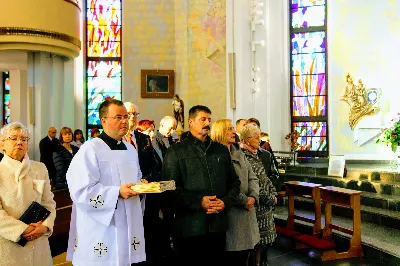 „Jesteśmy na świecie, aby stać pod krzyżem, głosić prawdę o krzyżu i bronić krzyża. W nim jest cała nasza nadzieja” – powiedział bp Jan Wątroba w dniu Uroczystości Jezusa Chrystusa Króla Wszechświata w rzeszowskiej katedrze. Podczas Mszy św. nowi członkowie Katolickiego Stowarzyszenia Młodzieży złożyli przyrzeczenie, a prezesi oddziałów parafialnych Akcji Katolickiej otrzymali nominacje.  Mszy św. przewodniczył bp Jan Wątroba. W koncelebrze uczestniczyli infułaci: ks. Stanisław Mac, ks. Wiesław Szurek i ponad 20 księży, wśród nich ks. Stanisław Potera, asystent diecezjalny Akcji Katolickiej (AK) i ks. Tomasz Ryczek, asystent diecezjalny Katolickiego Stowarzyszenia Młodzieży (KSM).  Po wyznaniu wiary 73 młode osoby złożyły przyrzeczenie Katolickiego Stowarzyszenia Młodzieży.  Po Komunii św. bp Jan Wątroba, razem z ks. Stanisławem Poterą, wręczył nominacje 19 nowym prezesom oddziałów parafialnych Akcji Katolickiej.  Na zakończenie Mszy św. bp Wątroba, na prośbę ks. Krzysztofa Gołąbka, proboszcza parafii katedralnej, wręczył dyplomy ceremoniarza Rafałowi Waszczakowi i Dawidowi Różańskiemu, długoletnim członkom Liturgicznej Służby Ołtarza w parafii katedralnej.  fot. Andrzej Kotowicz