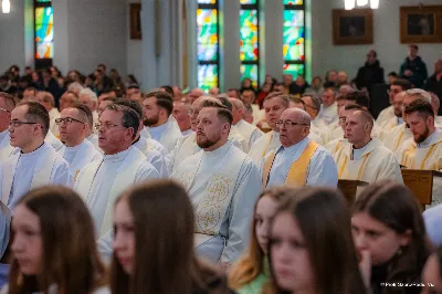 W Wielki Czwartek o godz. 10.00 w naszej Katedrze bp Jan Wątroba przewodniczył Mszy Krzyżma. Jest ona wyrazem jedności i wspólnoty duchowieństwa diecezji. Podczas tej Mszy Świętej biskup poświęcił olej chorych, katechumenów oraz olej krzyżma. Księża koncelebrujący z biskupem Eucharystię odnowili przyrzeczenia kapłańskie. W koncelebrze wzięli udział bp Kazimierz Górny, bp Edward Białogłowski oraz ponad 200 kapłanów z całej diecezji. W Eucharystii wzięli również udział licznie zebrani ministranci, lektorzy, animatorzy, ceremoniarze, członkowie scholi parafialnych i dziewczęcej służby maryjnej. Podczas Mszy Świętej zaśpiewał chór męski pod dyrekcją ks. Andrzeja Widaka. Przy organach zasiadł ks. Julian Wybraniec. fot. Piotr Szorc