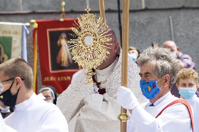 W uroczystość Najświętszego Ciała i Krwi Chrystusa Mszy Świętej w naszej Katedrze przewodniczył ks. proboszcz Krzysztof Gołąbek. Homilię wygłosił ks. Julian Wybraniec - wikariusz katedralny. Po zakończeniu liturgii wyruszyła procesja eucharystyczna do czterech ołtarzy rozmieszczonych wokół Katedry. W roku setnej rocznicy urodzin św. Jana Pawła II każdy z ołtarzy zawierał wizerunek Ojca Świętego i hasła inspirowane encykliką papieża pt. „Ecclesia de Eucharistia”: „Eucharystia sercem świata”, „Żyjemy dzięki Eucharystii”, „Eucharystia tworzy wspólnotę” i „Eucharystia bramą do nieba”. 