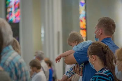 W piątek 13 sierpnia przeżywaliśmy kolejne w tym roku Nabożeństwo Fatimskie. O godz. 18.40 zostały przedstawione prośby i podziękowania do Matki Bożej Fatimskiej, w intencji których sprawowana była także Msza Święta. Eucharystii przewodniczył ks. Piotr Fortuna (proboszcz parafii Rzeszów-Matysówka), homilię zaś wygłosił ks. Jan Pyziak (proboszcz parafii Rzeszów-Matysówka w latach 1985-2018). Po Mszy Świętej wyruszyła procesja z figurą Matki Bożej, podczas której modlitwę różańcową prowadzili przedstawiciele parafii Rzeszów-Zalesie wraz ze swoim duszpasterzem ks. Marcinem Jaraczem. Modlitwę ubogaciła obecność Orkiestry Dętej pod dyrekcją Tadeusza Cielaka. Nabożeństwo zakończył Apel Jasnogórski. fot. Małgorzata Ryndak