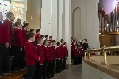 W niedzielę Chrztu Pańskiego w Katedrze Rzeszowskiej wybrzmiały najpiękniejsze polskie kolędy i pastorałki wykonane przez Katedralny Chór Chłopięco-Męski Pueri Cantores Resovienses pod dyrekcją Marcina Florczaka. Chór miał okazję wystąpić kilkukrotnie w Katedrze w czasie liturgicznego okresu Bożego Narodzenia uświetniając swym śpiewem obchodzone uroczystości. Miało to miejsce podczas mszy świętych w niedzielę Świętej Rodziny, w święto św. Jana Apostoła z okazji imienin księdza biskupa Jana Wątroby oraz w uroczystość Objawienia Pańskiego z okazji kolejnej rocznicy przyjęcia sakry biskupiej przez księży biskupów Kazimierza Górnego i Edwarda Białogłowskiego. W ubiegłą niedzielę (9.01) po Mszy Świętej o godz. 12:00 można było znów usłyszeć wiele pięknych, znanych polskich kolęd w wykonaniu chóru, m. in. Bóg się rodzi, Tryumfy Króla Niebieskiego, Przybieżeli do Betlejem czy Cicha noc. Wybrzmiały także mniej znane, ale równie piękne pastorałki: Cicho, cicho pastuszkowie w wykonaniu solisty Eryka Chudzika czy Kołysanka Józefa w wykonaniu solisty Tomasza Nowaka. Solową partią popisał się także Jan Żmuda  w kolędzie Jezus malusieńki. Solistom akompaniował na pianinie chórzysta Maksymilian Rogóż. Chór wykonał także po dwa utwory na głosy męskie (W żłobie leży i Mizerna cicha) oraz na głosy dziecięce (Gore gwiazda i My też pastuszkowie).  Kolędowanie wpisuje się zarówno w kanon liturgii Kościoła katolickiego, jak i w naszą narodową tradycję. Dlatego wszyscy chętnie słuchają tych utworów, jednocześnie włączając się we wspólny śpiew. Także tym razem na zakończenie spotkania Panu Dyrygentowi udało się porwać zgromadzonych wiernych do wspólnego wykonania kolędy Wśród nocnej ciszy. Działalność Katedralnego Chóru Chłopięco-Męskiego Pueri Cantores Resovienses można wesprzeć przekazując 1% podatku na OPP Katolickie Towarzystwo Śpiewacze KRS 0000050601 lub wpłacając darowiznę na cele statutowe na konto bankowe podane na stronie resovienses.org. Beata Świerad fot. Joanna Prasoł