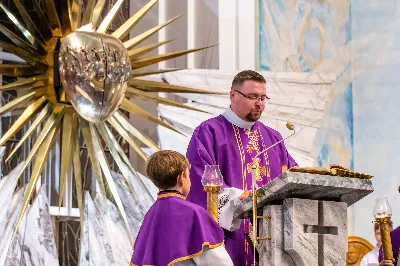 W Środę Popielcową (14 lutego) biskup Jan Wątroba odprawił w katedrze rzeszowskiej Mszę Świętą na rozpoczęcie Wielkiego Postu. Homilię wygłosił ks. dr Paweł Koleśnikowicz, który prowadzi rekolekcje wielkopostne w parafii katedralnej. Podczas Eucharystii odbył się obrzęd posypania głów popiołem. Śpiew podczas liturgii prowadziła Katedralna Schola Liturgiczna. Liturgia była transmitowana przez Radio VIA. fot. Joanna Prasoł