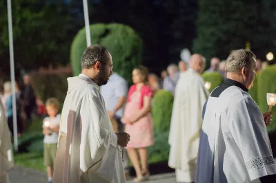 W piątek 13 sierpnia przeżywaliśmy kolejne w tym roku Nabożeństwo Fatimskie. O godz. 18.40 zostały przedstawione prośby i podziękowania do Matki Bożej Fatimskiej, w intencji których sprawowana była także Msza Święta. Eucharystii przewodniczył ks. Piotr Fortuna (proboszcz parafii Rzeszów-Matysówka), homilię zaś wygłosił ks. Jan Pyziak (proboszcz parafii Rzeszów-Matysówka w latach 1985-2018). Po Mszy Świętej wyruszyła procesja z figurą Matki Bożej, podczas której modlitwę różańcową prowadzili przedstawiciele parafii Rzeszów-Zalesie wraz ze swoim duszpasterzem ks. Marcinem Jaraczem. Modlitwę ubogaciła obecność Orkiestry Dętej pod dyrekcją Tadeusza Cielaka. Nabożeństwo zakończył Apel Jasnogórski. fot. Małgorzata Ryndak