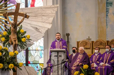 W czwartek 5 listopada o godz. 11.00 Mszą Świętą pogrzebową pożegnaliśmy śp. ks. inf. Stanisława Maca - pierwszego proboszcza i budowniczego Rzeszowskiej Katedry, byłego prepozyta Kapituły Katedralnej i długoletniego dziekana dekanatu Rzeszów – Katedra.  Mszy Świętej przewodniczył bp Jan Wątroba, homilię wygłosił ks. Stanisław Potera. W koncelebrze uczestniczył bp Stanisław Jamrozek - biskup pomocniczy przemyski i ok. 50 księży. fot. Dariusz Kamiński Fotografiarzeszow