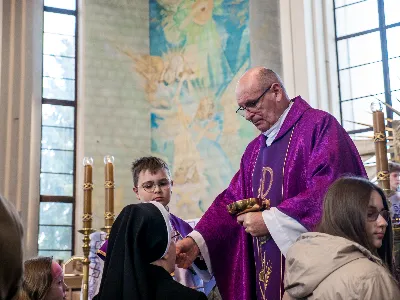 W V Niedzielę Wielkiego Postu, podczas Mszy Świętej o godz. 12:00, ks. Krzysztof Gołąbek – proboszcz naszej Katedry, przyjął do grona Liturgicznej Służby Ołtarza siedmiu nowych ministrantów. Po odpowiednim przygotowaniu, pod czujnym okiem ks. Pawła Wójcika oraz animatorów Adama i Miłosza, chłopcy otrzymali stopień ministranta choralisty – po raz pierwszy założyli kołnierzyki i otrzymali legitymacje ministranckie. To wyjątkowy moment i ogromna radość dla naszej wspólnoty! Podczas Mszy Świętej zaśpiewała Dziewczęca Schola Katedralna. Serdecznie gratulujemy chłopcom odwagi oraz życzymy wytrwałości w tej pięknej służbie przy Ołtarzu Pana Jezusa. Jeśli chcesz dołączyć do grona ministrantów – serdecznie zapraszamy! Zainteresowanych prosimy o kontakt z ks. Pawłem Wójcikiem.
fot. Antoni Ważny