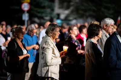 W środę 13 września przeżywaliśmy kolejne w tym roku Nabożeństwo Fatimskie. O godz. 18.40 zostały przedstawione prośby i podziękowania do Matki Bożej Fatimskiej, w intencji których sprawowana była także Msza Święta. Eucharystii przewodniczył i homilię wygłosił ks. Marek Kotwa – wikariusz parafii pw. Św. Michała Archanioła w Rzeszowie. Po Mszy Świętej wyruszyła procesja z figurą Matki Bożej, podczas której modlitwę różańcową prowadzili przedstawiciele parafii pw. Św. Jadwigi Królowej wraz ze swoimi duszpasterzami: ks. Tomaszem Gałuszką oraz ks. Łukaszem Mariuszycem, zaś figurę Matki Bożej nieśli przedstawiciele Bractwa św. Michała Archanioła, Rycerzy Kolumba oraz Związku Strzeleckiego "Strzelec". Modlitwę ubogaciła obecność Orkiestry Dętej pod dyrekcją Tadeusza Cielaka. Nabożeństwo zakończył Apel Jasnogórski. fot. Jola Warchoł