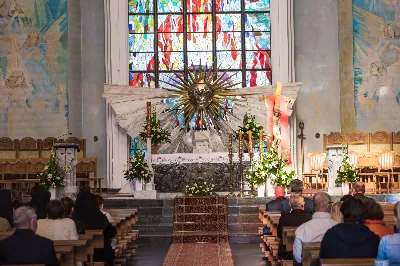 W poniedziałek 18 maja o godz. 18.00 w naszej Katedrze miało miejsce dziękczynienie w stulecie urodzin Karola Wojtyły – św. Jana Pawła II. W tym dniu dziękowaliśmy również i modliliśmy się w intencji naszych Księży Biskupów: Jana – z racji 20. rocznicy sakry biskupiej oraz Kazimierza – z racji 60. rocznicy święceń kapłańskich, a także w intencji naszego Księdza Infułata Stanisława w 60. rocznicę święceń kapłańskich. Eucharystii przewodniczył bp Jan Wątroba. Mszę św. koncelebrowali: bp Kazimierz Górny, bp Edward Białogłowski, infułaci: ks. Stanisław Mac i ks. Wiesław Szurek, księża dziekani oraz duchowni z różnych instytucji diecezji rzeszowskiej.  W Mszy św. uczestniczyły władze państwowe i samorządowe oraz służby mundurowe. fot. Dariusz Kamiński (fotografiarzeszow.com.pl)