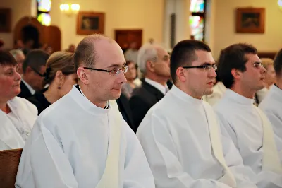 Z pomocą Pana Boga i naszego Zbawiciela, Jezusa Chrystusa, wybieramy tych naszych braci do stanu prezbiteratu”. Tymi słowami, zawartymi w obrzędach święceń, 26 maja br. bp Kazimierz Górny przyjął do grona kapłanów siedemnastu diakonów z Wyższego Seminarium Duchownego w Rzeszowie.
Uroczystą Mszę św. z udzieleniem sakramentu święceń koncelebrowało 110 kapłanów. W homilii Ksiądz Biskup spośród wielu cech, którymi powinien odznaczać się kapłan, wyróżnił wierność Chrystusowi. Odniósł się do obecnych realiów, w których przyjdzie posługiwać neoprezbiterom, a wobec nowych wymagań współczesności, Ksiądz Biskup postawił im za wzór postacie św. Józefa Sebastiana Pelczara oraz błogosławionych kapłanów pochodzących z terenu naszej diecezji: Jana Balickiego, Władysława Findysza, Romana Sitko i Józefa Kowalskiego.
Obrzędy święceń rozpoczęły się po homilii. Najpierw diakoni złożyli przyrzeczenie czci i posłuszeństwa wobec biskupa i jego następców. Następnie wszyscy zgromadzeni, śpiewając Litanię do Wszystkich Świętych, prosili o wylanie Ducha Świętego na kandydatów do prezbiteratu, którzy w tym momencie modlili się leżąc krzyżem. Kluczowym momentem liturgii święceń było nałożenie rąk na głowy diakonów przez Księdza Biskupa i prezbiterów oraz odmówienie modlitwy konsekracyjnej. Od tej chwili diecezja rzeszowska wzbogaciła się o nowych siedemnastu kapłanów, którzy po raz pierwszy celebrowali Eucharystię ze swoim biskupem. Po jej zakończeniu, powierzyli całe swoje kapłańskie życie opiece Maryi - Matce kapłanów.
Dzień święceń kapłańskich jest uroczystością dla całej diecezji. Bowiem tych siedemnastu nowych księży, którzy poświęcili całe swoje życie na ofiarną służbę Bogu, Kościołowi i Ojczyźnie, stanowi wyjątkowo radosny prezent nie tylko dla ich Matek, które obchodziły tego dnia swoje święto, ale są oni darem dla całego Kościoła i diecezji rzeszowskiej, w której będą posługiwać. Neoprezbiterzy pod koniec czerwca otrzymają skierowanie na zastępstwa w parafiach diecezji, a od końca sierpnia rozpoczną pracę jako wikariusze na swoich pierwszych placówkach.

Święcenia przyjęli:

ks. Grzegorz Białoń z Małastowa
ks. Wojciech Chrostowski z Gorlic (Fara)
ks. Mirosław Dziadosz z Jasła (Chrystus Król)
ks. Paweł Gąsior z Rożnowic
ks. Mirosław Głowacki z Chmielowa (diec. sandomierska)
ks. Damian Jacek z Czudca
ks. Mirosław Kardaś ze Strzyżowa (św. J. S. Pelczara)
ks. Tomasz Kołodziej z Trzebosi
ks. Filip Mikuła z Rzeszowa (Katedra)
ks. Mateusz Mycek z Sędziszowa Małopolskiego (Fara)
ks. Marcin Pokrywka z Przeworska (Ojcowie Bernardyni, diec. przemyska)
ks. Nikodem Rybczyk z Gorlic (Fara)
ks. Tomasz Ryczek z Turzy (diec. tarnowska)
ks. Paweł Sikora z Rzeszowa (Zwięczyca - św. Józefa)
ks. Krzysztof Wilczkiewicz z Gorlic (Glinik)
ks. Tomasz Wójcik z Niewodnej
ks. Julian Wybraniec z Rzeszowa (św. Rocha)