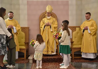 18 maja 2025 r., w katedrze rzeszowskiej celebrowano Eucharystię z okazji 25. rocznicy przyjęcia sakry biskupiej przez bp. Jana Wątrobę. Mszy św. przewodniczył Biskup Rzeszowski, zaś w koncelebrze wzięli udział: abp Józef Michalik, abp Adam Szal, bp Edward Białogłowski, bp Kazimierz Górny, bp Stanisław Jamrozek, bp Marian Rojek, bp Jan Śrutwa oraz kilkudziesięciu kapłanów. W Eucharystii uczestniczyły liczne delegacje osób życia konsekrowanego, przedstawiciele instytucji, fundacji i stowarzyszeń kościelnych. W katedrze rzeszowskiej obecni byli również parlamentarzyści sejmu i senatu, władze wojewódzkie, samorządowe, władze Rzeszowa, rektorzy wyższych uczelni, dyrektorzy instutucji regionalnych, kuratorium oświaty, a także szpitali. Homilię wygłosił bp Edward Białogłowski, biskup pomocniczy senior, który podkreślił, że świętowanie srebrnego jubileuszu Biskupa Rzeszowskiego wpisuje się w przeżywanie Roku Świętego, ale także kolejną rocznicę urodzin św. Jana Pawła II, rocznicę bitwy pod Monte Cassino, inaugurację pontyfikatu Ojca Świętego Leona XIV oraz rocznicę beatyfikacji Józef Sebastiana Pelczara. Na zakończenie liturgii Karolina i Dariusz Kosakowie z dziećmi, jako przedstawiciele diecezjan, przekazali życzenia Jubilatowi. W uroczystej liturgii wzięło udział kilkuset muzyków, chórzystów i członków orkiestr, którzy brali udział w projekcie „Podkarpacie śladami św. Jana Pawła II”. Przedsięwzięcie zostało zorganizowane przez Polski Związek Chórów i Orkiestr – Oddział w Rzeszowie. fot. ks. Jakub Oczkowicz
