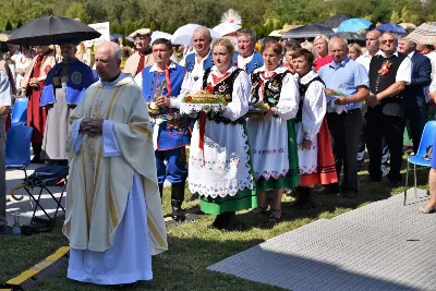 30 sierpnia 2020 r. do Parku Papieskiego w Rzeszowie na diecezjalne dożynki przyjechało 49 delegacji z dożynkowymi wieńcami.  Już o godz. 11.00 plac przed znajdującą się w Parku Papieskim sceną wypełniły delegacje z parafii diecezji rzeszowskiej. W sumie zarejestrowano 49 delegacje. Tegoroczną obsługę dożynek, w tym przygotowanie liturgii, zapewnili wierni i duszpasterze z dekanatu Sokołów Małopolski. O godz. 11.30 prof. Kazimierz Ożóg, mieszkaniec Górna, zaprezentował kilka myśli na temat chleba i godności pracy rolnika. Na scenie wystąpił zespół „Młody Duch i Przyjaciele” kierowany przez Dariusza Kosaka. Przed rozpoczęciem Mszy św. ks. Jerzy Uchman, diecezjalny duszpasterz rolników, przywitał przybyłych do Rzeszowa rolników, ogrodników, sadowników i pszczelarzy, wśród nich starostów dożynek Jerzego i Zofię Bednarzów z Kamienia, a także obecnych na Mszy św. parlamentarzystów, władze państwowe i samorządowe, służby mundurowe oraz poczty sztandarowe. Mszy św. przewodniczył bp Edward Białogłowski. W koncelebrze uczestniczył bp Kazimierz Górny oraz czternastu księży. W długiej procesji z darami do ołtarza podeszły delegacje wszystkich obecnych parafii przynosząc chleby i owoce. Dary te zostały przekazane Rzeszowskiemu Towarzystwu Pomocy im. św. Brata Alberta. Na zakończenie liturgii bp Białogłowski pobłogosławił przyniesione płody ziemi oraz ziarno na zasiew. Po błogosławieństwie poszczególne delegacje, przedstawiane przez ks. Jana Szczupaka, wikariusza biskupiego ds. społecznych, prezentowały swoje wieńce.  fot. ks. Tomasz Nowak