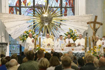 W poniedziałek 13 lipca przeżywaliśmy uroczyste Nabożeństwo Fatimskie. Naszym modlitwom przewodniczył o. Sebastian Chmiel, misjonarz kombonianin. O godz. 18.40 zostały przedstawione prośby i podziękowania do Matki Bożej Fatimskiej, w intencji których sprawowana była także Msza Święta. Po Mszy Świętej wyruszyła procesja z figurą Matki Bożej. Nabożeństwo zakończył Apel Jasnogórski. fot. Joanna Prasoł