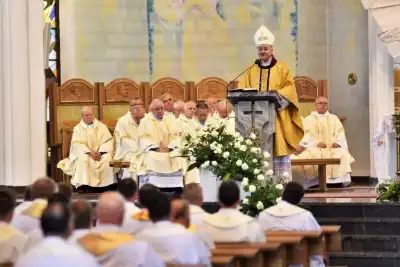 Z pomocą Pana Boga i naszego Zbawiciela, Jezusa Chrystusa, wybieramy tych naszych braci do stanu prezbiteratu”. Tymi słowami, zawartymi w obrzędach święceń, 26 maja br. bp Kazimierz Górny przyjął do grona kapłanów siedemnastu diakonów z Wyższego Seminarium Duchownego w Rzeszowie.
Uroczystą Mszę św. z udzieleniem sakramentu święceń koncelebrowało 110 kapłanów. W homilii Ksiądz Biskup spośród wielu cech, którymi powinien odznaczać się kapłan, wyróżnił wierność Chrystusowi. Odniósł się do obecnych realiów, w których przyjdzie posługiwać neoprezbiterom, a wobec nowych wymagań współczesności, Ksiądz Biskup postawił im za wzór postacie św. Józefa Sebastiana Pelczara oraz błogosławionych kapłanów pochodzących z terenu naszej diecezji: Jana Balickiego, Władysława Findysza, Romana Sitko i Józefa Kowalskiego.
Obrzędy święceń rozpoczęły się po homilii. Najpierw diakoni złożyli przyrzeczenie czci i posłuszeństwa wobec biskupa i jego następców. Następnie wszyscy zgromadzeni, śpiewając Litanię do Wszystkich Świętych, prosili o wylanie Ducha Świętego na kandydatów do prezbiteratu, którzy w tym momencie modlili się leżąc krzyżem. Kluczowym momentem liturgii święceń było nałożenie rąk na głowy diakonów przez Księdza Biskupa i prezbiterów oraz odmówienie modlitwy konsekracyjnej. Od tej chwili diecezja rzeszowska wzbogaciła się o nowych siedemnastu kapłanów, którzy po raz pierwszy celebrowali Eucharystię ze swoim biskupem. Po jej zakończeniu, powierzyli całe swoje kapłańskie życie opiece Maryi - Matce kapłanów.
Dzień święceń kapłańskich jest uroczystością dla całej diecezji. Bowiem tych siedemnastu nowych księży, którzy poświęcili całe swoje życie na ofiarną służbę Bogu, Kościołowi i Ojczyźnie, stanowi wyjątkowo radosny prezent nie tylko dla ich Matek, które obchodziły tego dnia swoje święto, ale są oni darem dla całego Kościoła i diecezji rzeszowskiej, w której będą posługiwać. Neoprezbiterzy pod koniec czerwca otrzymają skierowanie na zastępstwa w parafiach diecezji, a od końca sierpnia rozpoczną pracę jako wikariusze na swoich pierwszych placówkach.

Święcenia przyjęli:

ks. Grzegorz Białoń z Małastowa
ks. Wojciech Chrostowski z Gorlic (Fara)
ks. Mirosław Dziadosz z Jasła (Chrystus Król)
ks. Paweł Gąsior z Rożnowic
ks. Mirosław Głowacki z Chmielowa (diec. sandomierska)
ks. Damian Jacek z Czudca
ks. Mirosław Kardaś ze Strzyżowa (św. J. S. Pelczara)
ks. Tomasz Kołodziej z Trzebosi
ks. Filip Mikuła z Rzeszowa (Katedra)
ks. Mateusz Mycek z Sędziszowa Małopolskiego (Fara)
ks. Marcin Pokrywka z Przeworska (Ojcowie Bernardyni, diec. przemyska)
ks. Nikodem Rybczyk z Gorlic (Fara)
ks. Tomasz Ryczek z Turzy (diec. tarnowska)
ks. Paweł Sikora z Rzeszowa (Zwięczyca - św. Józefa)
ks. Krzysztof Wilczkiewicz z Gorlic (Glinik)
ks. Tomasz Wójcik z Niewodnej
ks. Julian Wybraniec z Rzeszowa (św. Rocha)