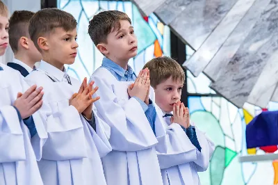 W III niedzielę Wielkiego Postu, 3 marca, podczas Mszy Świętej o godz. 12.00 ks. Krzysztof Gołąbek - proboszcz naszej Katedry, przyjął do grona Liturgicznej Służby Ołtarza dwunastu chłopców. Po odpowiednim przygotowaniu, pod czujnym okiem ks. Pawła Wójcika – opiekuna ministrantów oraz ceremoniarza Rafała Waszczaka i animatorów-praktykantów, otrzymali stopień ministranta choralisty, po raz pierwszy mogli ubrać kołnierzyki, a także otrzymali legitymacje ministranckie. To wielka radość dla naszej parafii. Gratulujemy chłopcom odwagi oraz życzymy wytrwałości w tym pięknym powołaniu, jakim jest służba przy Ołtarzu Pana Jezusa. Podczas Mszy Świętej zaśpiewała Dziewczęca Schola Katedralna.
Zapraszamy wszystkich chętnych chłopców do wstąpienia w szeregi katedralnej Liturgicznej Służby Ołtarza. Zainteresowanych prosimy o kontakt z ks. Pawłem Wójcikiem.
Rafał Waszczak
fot. Joanna Prasoł