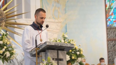 W czwartek 13 maja przeżywaliśmy uroczyste Nabożeństwo Fatimskie. Naszym modlitwom przewodniczył ks. dr Sławomir Jeziorski, prefekt i wykładowca Wyższego Seminarium Duchownego w Rzeszowie. O godz. 18.45 zostały przedstawione prośby i podziękowania do Matki Bożej Fatimskiej, w intencji których sprawowana była także Msza Święta. W koncelebrze uczestniczył ks. Piotr Tarnawski, radca Nuncjatury Apostolskiej w Moskwie, ks. Jan Młynarczyk, emerytowany proboszcz parafii Matki Bożej Królowej Polski i św. Jana Kantego w Sandomierzu i ks. Krzysztof Gołąbek, proboszcz parafii katedralnej i kustosz sanktuarium. Po Mszy Świętej wyruszyła procesja z figurą Matki Bożej. Nabożeństwo zakończył Apel Jasnogórski. fot. Małgorzata Ryndak