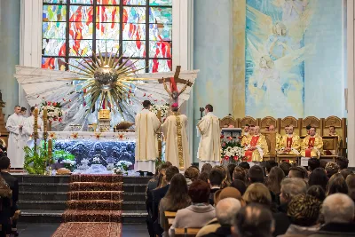 Uroczystość Chrystusa Króla to także święto Akcji Katolickiej i KSM-u. Centralnej uroczystości w Katedrze przewodniczył biskup diecezjalny Jan Wątroba. Eucharystię koncelebrowało 25 księży, wśród nich ks. Stanisław Potera – asystent diecezjalny AK i ks. Tomasz Ryczek – asystent diecezjalny KSM. Po wyznaniu wiary 88 młodych osób złożyło przyrzeczenie Katolickiego Stowarzyszenia Młodzieży. Obrzęd przyrzeczenia prowadził Paweł Grodzki – prezes KSM Diecezji Rzeszowskiej. Ceremonia zakończyła się odśpiewaniem hymnu KSM i zawołaniem: „Przez cnotę, naukę i pracę, służyć Bogu i Ojczyźnie, Gotów!”

Po Komunii św. bp Jan Wątroba, razem z ks. Stanisławem Poterą, wręczył nominacje 20 nowym prezesom oddziałów parafialnych Akcji Katolickiej. Krótkie przemówienia wypowiedzieli kolejno: Jeremi Kalkowski – prezes Zarządu Diecezjalnego Instytutu AK i Paweł Grodzki.

Po Komunii św. wszyscy zebrani uklękli przed Najświętszym Sakramentem. Biskup Ordynariusz odczytał Jubileuszowy Akt Przyjęcia Jezusa Chrystusa za Króla i Pana.

Po Mszy św. bp Jan Wątroba wręczył odznaki i legitymacje nowym członkom KSM.

fot. Fotografiarzeszow