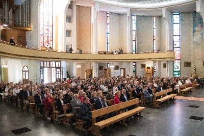 9 kwietnia w Katedrze 42 młodych osób z parafii katedralnej oraz 14 parafii Matki Bożej Częstochowskiej w Rzeszowie (Drabinianka) otrzymało sakrament bierzmowania, którego udzielił bp Jan Wątroba.
Przygotowania młodzieży trwały 2 lata, a odbywały się pod okiem ks. Krzysztofa, ks. Pawła, ks. Szczepana, s. Ewy oraz pani Agnieszki i obejmowały m.in. katechezy, spotkania formacyjne, a także przystąpienie do sakramentu pokuty. We wtorkowy wieczór kandydaci wraz ze swoimi świadkami, rodzicami, chrzestnymi czy też dziadkami zgromadzili się w Katedrze, by prosić o dary Ducha Świętego, umacniające w mężnym wyznawaniu wiary i postępowaniu według jej zasad.
Wszystkich zgromadzonych w świątyni przywitał ks. Krzysztof Gołąbek – proboszcz parafii katedralnej. Mszę Świętą koncelebrowali także ks. Tadeusz Pindara – proboszcz parafii Matki Bożej Częstochowskiej oraz kapłani posługujący w obydwu parafiach.
Następnie prośbę o udzielenie sakramentu bierzmowania zgromadzonym młodym oraz o modlitwę skierowali do Księdza Biskupa rodzice kandydatów.
W homilii bp Jan zachęcił młodych, aby w tym wyjątkowym dniu obrali Ducha Świętego za życiowego przewodnika towarzszącego im przy ważnych wyborach czy podchodzeniu do egzaminów – także tych życiowych. Wyjaśnił również znaczenie imienia Ducha Świętego – Paraklet – które tłumaczone z jęz. greckiego oznacza obrońcę, adwokata – nigdy prokuratora, nawet nie sędziego.
Będziecie moimi świadkami, gdy was umocni Duch Święty – mówi Pan Jezus. Niech nie będzie niedzieli i uroczystości bez udziału we Mszy Świętej – to jest moment dawania świadectwa. Właśnie przez zaangażowane, pełne uczestnictwo w najpiękniejszej modlitwie, jaką ma Kościół, czyli w Mszy Świętej, zdacie egzamin ze swojej dojrzałości chrześcijańskiej.
Na koniec celebrans odwołał się do obchodzonej poprzedniego dnia Uroczystości Zwiastowania Pańskiego i postawy Maryi wobec planu Bożego w Jej życiu oraz drogi, przez którą prowadził Ją Duch Święty. Podkreślił, że właśnie Maryja uczy, jak być uczennicą Ducha Świętego.
Po homilii miało miejsce odnowienie przyrzeczeń chrzcielnych. Następnie odbyła się najważniejsza część uroczystości – modlitwa Księdza Biskupa oraz namaszczenie krzyżmem każdego kandydata.
Sakrament bierzmowania jest koniecznym dopełnieniem sakramentu chrztu i wiąże się również z obraniem konkretnego patrona, którego życie i przymioty są wzorem dla młodego człowieka otrzymującego Ducha Świętego. Kandydat do bierzmowania ma więc okazję wybrać sobie świętego czy błogosławionego, którego droga do świętości najbardziej go zachwyciła. Może być to patron, którego imię nosi już od chrztu; może też wybrać sobie drugiego patrona. 
W związku z tym podczas namaszczenia krzyżmem biskup zwraca się do bierzmowanego nowo wybranym imieniem.
Po liturgii sakramentu bierzmowania miała miejsce modlitwa powszechna i liturgia eucharystyczna. Na koniec młodzi złożyli podziękowania Księdzu Biskupowi, Księżom Proboszczom oraz wszystkim, którzy poprzez swój wkład, posługę i zaangażowanie przyczynili się do przygotowania oraz przeżycia tej wyjątkowej uroczystości. Pamiątką było wspólne zdjęcie po zakończonej Mszy Świętej.
Posługę muzyczną w czasie uroczystości pełniła Katedralna Schola Liturgiczna pod dyrekcją ks. Juliana Wybrańca.

fot. Leszek Drzał
