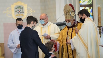 W niedzielę 28.02.2021 r. podczas Mszy Świętej o godz. 12.00 bp Edward Białogłowski udzielił Sakramentu Bierzmowania młodzieży z kl. VIII.  fot. Małgorzata Ryndak