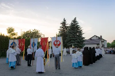 W czwartek 13 czerwca przeżywaliśmy uroczyste Nabożeństwo Fatimskie. Naszym modlitwom przewodniczył ks. Tadeusz Pindara. Kazanie wygłosił ks. Paweł Blat. O godz. 18.40 zostały przedstawione prośby i podziękowania do Matki Bożej Fatimskiej, w intencji których sprawowana była także Msza Święta. Po Mszy Świętej wyruszyła procesja z figurą Matki Bożej i relikwiami świętych Dzieci Fatimskich. Nabożeństwo zakończył Apel Jasnogórski. Dziękujemy parafii pw. Matki Bożej Częstochowskiej (Drabinianka) w Rzeszowie za przygotowanie liturgii oraz parafii pw. Miłosierdzia Bożego (Biała) za prowadzenie modlitwy różańcowej. fot. Joanna Prasoł 