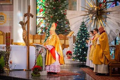 W Niedzielę Świętej Rodziny Mszy Świętej o godz. 12.00 przewodniczył bp Edward Białogłowski. Eucharystię uświetnił śpiewem kolęd Katedralny Chór Chłopięco-Męski Pueri Cantores Resovienses. fot. Paulina Lęcznar