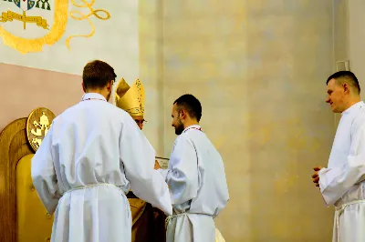 „Jesteśmy na świecie, aby stać pod krzyżem, głosić prawdę o krzyżu i bronić krzyża. W nim jest cała nasza nadzieja” – powiedział bp Jan Wątroba w dniu Uroczystości Jezusa Chrystusa Króla Wszechświata w rzeszowskiej katedrze. Podczas Mszy św. nowi członkowie Katolickiego Stowarzyszenia Młodzieży złożyli przyrzeczenie, a prezesi oddziałów parafialnych Akcji Katolickiej otrzymali nominacje.  Mszy św. przewodniczył bp Jan Wątroba. W koncelebrze uczestniczyli infułaci: ks. Stanisław Mac, ks. Wiesław Szurek i ponad 20 księży, wśród nich ks. Stanisław Potera, asystent diecezjalny Akcji Katolickiej (AK) i ks. Tomasz Ryczek, asystent diecezjalny Katolickiego Stowarzyszenia Młodzieży (KSM).  Po wyznaniu wiary 73 młode osoby złożyły przyrzeczenie Katolickiego Stowarzyszenia Młodzieży.  Po Komunii św. bp Jan Wątroba, razem z ks. Stanisławem Poterą, wręczył nominacje 19 nowym prezesom oddziałów parafialnych Akcji Katolickiej.  Na zakończenie Mszy św. bp Wątroba, na prośbę ks. Krzysztofa Gołąbka, proboszcza parafii katedralnej, wręczył dyplomy ceremoniarza Rafałowi Waszczakowi i Dawidowi Różańskiemu, długoletnim członkom Liturgicznej Służby Ołtarza w parafii katedralnej.  fot. Andrzej Kotowicz