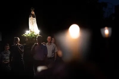 W niedzielę 13 sierpnia przeżywaliśmy kolejne w tym roku Nabożeństwo Fatimskie. O godz. 18.40 zostały przedstawione prośby i podziękowania do Matki Bożej Fatimskiej, w intencji których sprawowana była także Msza Święta. Eucharystii przewodniczył ks. Piotr Fortuna (proboszcz parafii Rzeszów-Matysówka), homilię zaś wygłosił ks. Jan Pyziak (proboszcz parafii Rzeszów-Matysówka w latach 1985-2018). Po Mszy Świętej wyruszyła procesja z figurą Matki Bożej, podczas której modlitwę różańcową prowadzili przedstawiciele parafii Rzeszów-Zalesie wraz ze swoim duszpasterzem ks. Łukaszem Jaskiem. Modlitwę ubogaciła obecność Orkiestry Dętej pod dyrekcją Tadeusza Cielaka. Nabożeństwo zakończył Apel Jasnogórski. fot. Joanna Prasoł