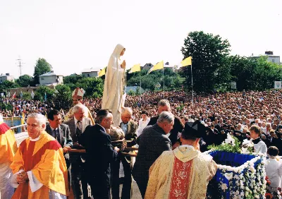 Figura Matki Bożej Fatimskiej została sprowadzona do kościoła Najświętszego Serca Pana Jezusa w Rzeszowie (od 1992 r. katedry) w 1982 r. z Fatimy. Koronacja figury odbyła się 13 czerwca 1993 r. Koronacji dokonał bp Kazimierz Górny wspólnie z bp. Julianem Groblickim i bp. Edwardem Białogłowskim. 