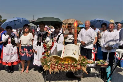 30 sierpnia 2020 r. do Parku Papieskiego w Rzeszowie na diecezjalne dożynki przyjechało 49 delegacji z dożynkowymi wieńcami.  Już o godz. 11.00 plac przed znajdującą się w Parku Papieskim sceną wypełniły delegacje z parafii diecezji rzeszowskiej. W sumie zarejestrowano 49 delegacje. Tegoroczną obsługę dożynek, w tym przygotowanie liturgii, zapewnili wierni i duszpasterze z dekanatu Sokołów Małopolski. O godz. 11.30 prof. Kazimierz Ożóg, mieszkaniec Górna, zaprezentował kilka myśli na temat chleba i godności pracy rolnika. Na scenie wystąpił zespół „Młody Duch i Przyjaciele” kierowany przez Dariusza Kosaka. Przed rozpoczęciem Mszy św. ks. Jerzy Uchman, diecezjalny duszpasterz rolników, przywitał przybyłych do Rzeszowa rolników, ogrodników, sadowników i pszczelarzy, wśród nich starostów dożynek Jerzego i Zofię Bednarzów z Kamienia, a także obecnych na Mszy św. parlamentarzystów, władze państwowe i samorządowe, służby mundurowe oraz poczty sztandarowe. Mszy św. przewodniczył bp Edward Białogłowski. W koncelebrze uczestniczył bp Kazimierz Górny oraz czternastu księży. W długiej procesji z darami do ołtarza podeszły delegacje wszystkich obecnych parafii przynosząc chleby i owoce. Dary te zostały przekazane Rzeszowskiemu Towarzystwu Pomocy im. św. Brata Alberta. Na zakończenie liturgii bp Białogłowski pobłogosławił przyniesione płody ziemi oraz ziarno na zasiew. Po błogosławieństwie poszczególne delegacje, przedstawiane przez ks. Jana Szczupaka, wikariusza biskupiego ds. społecznych, prezentowały swoje wieńce.  fot. ks. Tomasz Nowak