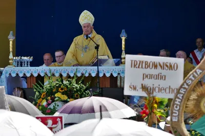 30 sierpnia 2020 r. do Parku Papieskiego w Rzeszowie na diecezjalne dożynki przyjechało 49 delegacji z dożynkowymi wieńcami.  Już o godz. 11.00 plac przed znajdującą się w Parku Papieskim sceną wypełniły delegacje z parafii diecezji rzeszowskiej. W sumie zarejestrowano 49 delegacje. Tegoroczną obsługę dożynek, w tym przygotowanie liturgii, zapewnili wierni i duszpasterze z dekanatu Sokołów Małopolski. O godz. 11.30 prof. Kazimierz Ożóg, mieszkaniec Górna, zaprezentował kilka myśli na temat chleba i godności pracy rolnika. Na scenie wystąpił zespół „Młody Duch i Przyjaciele” kierowany przez Dariusza Kosaka. Przed rozpoczęciem Mszy św. ks. Jerzy Uchman, diecezjalny duszpasterz rolników, przywitał przybyłych do Rzeszowa rolników, ogrodników, sadowników i pszczelarzy, wśród nich starostów dożynek Jerzego i Zofię Bednarzów z Kamienia, a także obecnych na Mszy św. parlamentarzystów, władze państwowe i samorządowe, służby mundurowe oraz poczty sztandarowe. Mszy św. przewodniczył bp Edward Białogłowski. W koncelebrze uczestniczył bp Kazimierz Górny oraz czternastu księży. W długiej procesji z darami do ołtarza podeszły delegacje wszystkich obecnych parafii przynosząc chleby i owoce. Dary te zostały przekazane Rzeszowskiemu Towarzystwu Pomocy im. św. Brata Alberta. Na zakończenie liturgii bp Białogłowski pobłogosławił przyniesione płody ziemi oraz ziarno na zasiew. Po błogosławieństwie poszczególne delegacje, przedstawiane przez ks. Jana Szczupaka, wikariusza biskupiego ds. społecznych, prezentowały swoje wieńce.  fot. ks. Tomasz Nowak