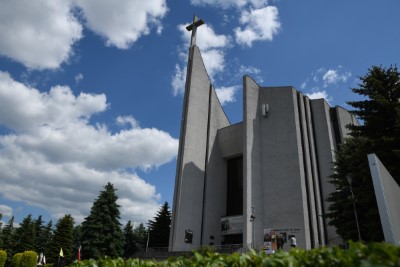 W uroczystość Najświętszego Ciała i Krwi Chrystusa Mszy Świętej w naszej Katedrze przewodniczył ks. proboszcz Krzysztof Gołąbek. Homilię wygłosił ks. Krzysztof Golas - wikariusz katedralny. Po zakończeniu liturgii wyruszyła procesja eucharystyczna do czterech ołtarzy rozmieszczonych wokół Katedry. fot. Joanna Prasoł