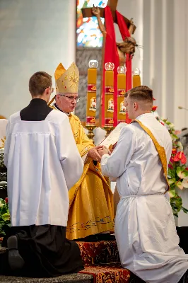 „Na swoje życie i swoje kapłaństwo trzeba popatrzeć w świetle Bożej miłości. Inaczej go nie pojmiemy ani my, ani ci, którzy będą na nas patrzeć” – mówił bp Jan Wątroba podczas Mszy św. z udzieleniem święceń prezbiteratu. 4 czerwca 2022 r. w kościele katedralnym jedenastu diakonów diecezji rzeszowskiej przyjęło sakrament kapłaństwa.
Do grona neoprezbiterów diecezji rzeszowskiej należą: ks. Sebastian Bełz z parafii w Nienadówce, ks. Krzysztof Lampart z parafii w Rudnej Wielkiej, ks. Mateusz Łachmanek z parafii w Lipinkach, ks. Karol Migut z parafii w Jasionce, ks. Marcin Murawski z parafii katedralnej w Rzeszowie, ks. Adrian Pazdan z parafii w Zagorzycach, ks. Tomasz Sienicki z parafii w Bieździedzy, ks. Dominik Świeboda z parafii w Palikówce, ks. Piotr Wąsacz z parafii bł. Władysława Findysza w Rzeszowie, ks. Mateusz Wojtuń z parafii w Święcanach oraz ks. Wiktor Zoła z parafii w Cieklinie.
Mszy św. przewodniczył i święceń udzielił bp Jan Wątroba. Eucharystię koncelebrowało około osiemdziesięciu księży, m.in: przełożeni Wyższego Seminarium Duchownego w Rzeszowie oraz proboszczowie i wikariusze z parafii rodzinnych neoprezbiterów. W Mszy św. uczestniczył abp Edward Nowak, bp Kazimierz Górny i bp Edward Białogłowski.
Zebranych w kościele katedralnym powitał ks. Krzysztof Gołąbek, proboszcz parafii.
W homilii bp Jan Wątroba nawiązał do słów z Ewangelii według św. Jana w których Chrystus tłumaczy co to znaczy być dobrym pasterzem. „Być kapłanem w Kościele Chrystusowym to znaczy mieć udział w Jego pasterskiej misji i stale upodabniać się do Dobrego Pasterza, który zna owce, karmi je, broni i jest gotów oddać życie dla ich dobra” – mówił hierarcha.
Po homilii odbył się obrzędy święceń: przyrzeczenie czci i posłuszeństwa Biskupowi Ordynariuszowi, Litania do Wszystkich Świętych podczas której kandydaci leżeli krzyżem, nałożenie rąk, modlitwa święceń oraz namaszczenie rąk krzyżmem i wręczenie chleba i wina. Podczas Liturgii Eucharystycznej nowo wyświęceni po raz pierwszy wyciągnęli dłonie nad chlebem i winem wypowiadając słowa konsekracji.
Na zakończenie Mszy św. ks. Tomasz Sienicki, podziękował w imieniu nowo wyświęconych wszystkim, którzy przyczynili się do przygotowania ich do kapłaństwa. Słowa wdzięczności, m.in. przełożonym Wyższego Seminarium Duchownego w Rzeszowie i rodzicom neoprezbiterów, wypowiedział bp Jan Wątroba. 
W drodze do zakrystii neoprezbiterzy zatrzymali się przy figurze Matki Bożej Fatimskiej zawierzając swoje kapłaństwo Matce Bożej.
W niedzielę, 5 czerwca, w Uroczystość Zesłania Ducha Świętego, neoprezbiterzy będą sprawować w swoich rodzinnych parafiach uroczyste Msze św. prymicyjne, a w najbliższych tygodniach otrzymają skierowania do parafii.

Fot. ks. Jakub Nagi oraz biala-wrona.pl
