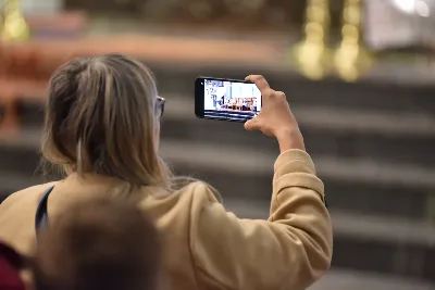 Mszy św. w Środę Popielcową na rozpoczęcie Wielkiego Postu w katedrze rzeszowskiej przewodniczył bp Jan Wątroba. Eucharystię koncelebrowali: ks. Łukasz Cyrnek, ks. Krzysztof Golas, ks. Krzysztof Gołąbek, ks. Sławomir Jeziorski, ks. Dominik Kiełb, ks. Jakub Nagi i ks. Nikodem Rybczyk.
Homilię wygłosił ks. Julian Wybraniec, wikariusz parafii katedralnej. Kaznodzieja w rozważaniu mówił o symbolice popiołu, którym w Środę Popielcową posypuje się głowy uczestników liturgii.
Po homilii odbył się obrzęd wybrania i wpisania imion do księgi katechumenów dwóch kobiet, które, jako dorosłe, przygotowują się do przyjęcia sakramentów inicjacji chrześcijańskiej.
Następnie odbył się obrzęd posypania popiołem.
Podczas Mszy św. posługę muzyczną pełniła Katedralna Schola Liturgiczna. Eucharystia była transmitowana przez Katolickie Radio VIA.
fot. ks. Jakub Oczkowicz