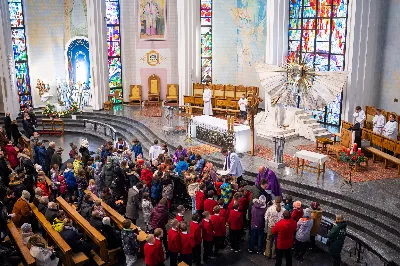 W niedzielę, 18 grudnia 2022 roku, podczas uroczystej Mszy Świętej o godz. 12.00 w Katedrze Rzeszowskiej do grona chórzystów Katedralnego Chóru Chłopięco-Męskiego Pueri Cantores Resovienses dołączyło 20 najmłodszych chłopców.
„Młodziki”, bo tak są nazywani przez starszych kolegów, złożyli przyrzeczenie, że będą godnie reprezentować brać chóralną i śpiewać na chwałę Pana.
Najmłodsi kandydaci na chórzystów zostali wyłonieni podczas rekrutacji prowadzonej przez poprzedniego dyrygenta, Marcina Florczaka, w rzeszowskich szkołach podstawowych jeszcze na wiosnę. Od razu rozpoczęli próby. Intensywnie przez tydzień ćwiczyli swoje głosy razem ze starszymi kolegami podczas corocznego Muzycznego Obozu Szkoleniowo-Wypoczynkowego we Frysztaku, który odbył się początkiem lipca. W wolnych chwilach uczestniczyli w wycieczkach i zajęciach sportowych. Mieli okazję poznać kolegów z chóru i lepiej się poznać.
Obecnie dyrygentkami Katedralnego Chóru Chłopięco-Męskiego Pueri Cantores Resovienses są: Edyta Kotula i Angela Pacuta. 
Po Mszy Świętej Chór wraz z ks. Krzysztofem Gołąbkiem – proboszczem Katedry oraz ks. Julianem Wybrańcem – duszpasterzem Chóru z ramienia biskupa diecezji rzeszowskiej, a także dyrygentkami: Edytą Kotulą i Angelą Pacutą, na stopniach ołtarza Rzeszowskiej Katedry pozował do wspólnego zdjęcia. Następnie chórzyści udali się do sali Jana Pawła II na słodki poczęstunek. 
Za piękne zdjęcia dziękujemy: Fotografia Jola Warchoł