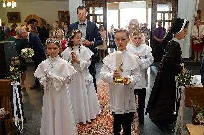 Maj to dla wielu najpiękniejszy miesiąc w roku. W liturgii Kościoła szczególnie wtedy czcimy Maryję oraz radujemy się ze Zmartwychwstania Pańskiego. W niedzielę 8 maja w naszej Katedrze dzieci z klas III doświadczyły równie wielkiej radości po raz pierwszy w pełni uczestnicząc we Mszy Świętej. To niezwykłe spotkanie z Chrystusem w Komunii Świętej zostało poprzedzone przygotowaniem poprzez katechezy w szkole i spotkania w parafii, a także spowiedzią. Poprzez niedzielne Eucharystie o godz. 12.00 i 13.30 celebrowane przez ks. Krzysztofa Gołąbka, proboszcza naszej Katedry, 88 dzieci rozpoczęło wielką przygodę z Jezusem ukrytym w Najświętszym Sakramencie. Towarzyszyli im rodzice, którzy wraz ze swoimi dziećmi przygotowywali się do tego wydarzenia, a także najbliższa rodzina. Posługę w liturgii Mszy Świętej pełniły dzieci pierwszokomunijne oraz ich rodzice.
Wielka radość serc dzieci komunijnych promieniowała na wszystkich uczestników Mszy Świętej i przypominała zebranym na liturgii, że spotkanie z Jezusem Eucharystycznym to przywilej i wielkie szczęście. Czas tej wielkiej radości został przedłużony przez „Biały Tydzień”, w którym dzieci uczestniczyły w wieczornej Eucharystii, przyjmując Jezusa do swoich serc. 

Wszystkim dzieciom, które w tym roku przeżywały swoją Pierwszą Komunię Świętą, życzymy, aby nie gasł w nich zapał do poznawania Jezusa i Jego nauki, a radość, jaka towarzyszyła tym dniom, była nieodłączną towarzyszką ich spotkań z Jezusem w Eucharystii. A s. Julicie i ks. Julianowi dziękujemy za serce włożone w przygotowanie dzieci do tego wielkiego wydarzenia.

fot. Paweł Styka