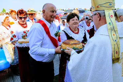 W niedzielę 25.08.2019 r. przy Katedrze Rzeszowskiej odbyły się Dożynki Diecezjalne. Do Parku Papieskiego przyjechało 73 delegacje z wieńcami dożynkowymi. fot. Andrzej Kotowicz