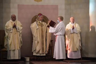 W poniedziałek 18 maja o godz. 18.00 w naszej Katedrze miało miejsce dziękczynienie w stulecie urodzin Karola Wojtyły – św. Jana Pawła II. W tym dniu dziękowaliśmy również i modliliśmy się w intencji naszych Księży Biskupów: Jana – z racji 20. rocznicy sakry biskupiej oraz Kazimierza – z racji 60. rocznicy święceń kapłańskich, a także w intencji naszego Księdza Infułata Stanisława w 60. rocznicę święceń kapłańskich. Eucharystii przewodniczył bp Jan Wątroba. Mszę św. koncelebrowali: bp Kazimierz Górny, bp Edward Białogłowski, infułaci: ks. Stanisław Mac i ks. Wiesław Szurek, księża dziekani oraz duchowni z różnych instytucji diecezji rzeszowskiej.  W Mszy św. uczestniczyły władze państwowe i samorządowe oraz służby mundurowe. fot. Dariusz Kamiński (fotografiarzeszow.com.pl)