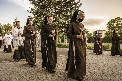 W sobotę 13 czerwca przeżywaliśmy uroczyste Nabożeństwo Fatimskie. Naszym modlitwom przewodniczył ks. Krzysztof Gołąbek - proboszcz naszej Katedry. Homilię wygłosił ks. dr Krzysztof Golas. O godz. 18.40 zostały przedstawione prośby i podziękowania do Matki Bożej Fatimskiej, w intencji których sprawowana była także Msza Święta. Po Mszy Świętej wyruszyła procesja z figurą Matki Bożej. Nabożeństwo zakończył Apel Jasnogórski.  fot. Joanna Prasoł