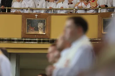 „Eucharystia powinna nas prowadzić do odkrycia kapłańskiej misji Ludu Bożego, kapłańskiej misji każdego z nas” – powiedział Biskup Rzeszowski podczas Mszy Wieczerzy Pańskiej, której przewodniczył w katedrze rzeszowskiej w Wielki Czwartek, 2 kwietnia 2026 r.
Podczas uroczystej liturgii Wielkiego Czwartku w katedrze rzeszowskiej, której przewodniczył bp Jan Wątroba, wierni zostali zaproszeni do refleksji nad tajemnicą Eucharystii, kapłaństwa oraz powołania całego Ludu Bożego do udziału w misji Chrystusa. Na zakończenie homilii biskup zachęcił do szczególnej modlitwy za kapłanów, zwłaszcza tych przeżywających trudności i kryzysy. „Panie Jezu, dobry pasterzu i towarzyszu wędrówki, dziś powierzamy Ci wszystkich kapłanów, ale zwłaszcza tych, którzy przechodzą chwilę kryzysu” – powiedział Biskup Rzeszowski. Wezwał także wspólnotę wiernych do troski o kapłanów poprzez modlitwę, życzliwość i wsparcie.
Wielkoczwartkowa liturgia w katedrze rzeszowskiej stała się nie tylko dziękczynieniem za dar Eucharystii i kapłaństwa, ale także wezwaniem do odnowienia świadomości odpowiedzialności każdego wiernego za życie Kościoła i świadectwo wiary w świecie. fot. ks. Jakub Oczkowicz