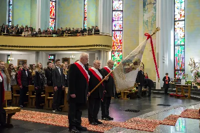 Uroczystość Chrystusa Króla to także święto Akcji Katolickiej i KSM-u. Centralnej uroczystości w Katedrze przewodniczył biskup diecezjalny Jan Wątroba. Eucharystię koncelebrowało 25 księży, wśród nich ks. Stanisław Potera – asystent diecezjalny AK i ks. Tomasz Ryczek – asystent diecezjalny KSM. Po wyznaniu wiary 88 młodych osób złożyło przyrzeczenie Katolickiego Stowarzyszenia Młodzieży. Obrzęd przyrzeczenia prowadził Paweł Grodzki – prezes KSM Diecezji Rzeszowskiej. Ceremonia zakończyła się odśpiewaniem hymnu KSM i zawołaniem: „Przez cnotę, naukę i pracę, służyć Bogu i Ojczyźnie, Gotów!”

Po Komunii św. bp Jan Wątroba, razem z ks. Stanisławem Poterą, wręczył nominacje 20 nowym prezesom oddziałów parafialnych Akcji Katolickiej. Krótkie przemówienia wypowiedzieli kolejno: Jeremi Kalkowski – prezes Zarządu Diecezjalnego Instytutu AK i Paweł Grodzki.

Po Komunii św. wszyscy zebrani uklękli przed Najświętszym Sakramentem. Biskup Ordynariusz odczytał Jubileuszowy Akt Przyjęcia Jezusa Chrystusa za Króla i Pana.

Po Mszy św. bp Jan Wątroba wręczył odznaki i legitymacje nowym członkom KSM.

fot. Fotografiarzeszow