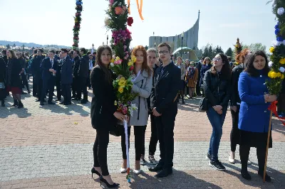 W Niedzielę Palmową młodzież diecezji rzeszowskiej modliła się z bp. Janem Wątrobą w Rzeszowie.  Rzeszowskie spotkanie rozpoczęło się o godz. 11.00 przy obelisku w centrum Parku Papieskiego. Tam odbył się konkurs na najdłuższą palmę, który prowadził ks. Krzysztof Golas, diecezjalny duszpasterz młodzieży. Najdłuższe palmy przekraczały 10 metrów wysokości.  Na placu przed katedrą odbyła się pierwsza część liturgii Niedzieli Palmowej, podczas której zebrani wysłuchali Ewangelię o wjeździe Jezusa do Jerozolimy, a bp Wątroba pobłogosławił palmy.  Już w katerze odbyła się Msza św., której przewodniczył biskup rzeszowski. Eucharystię koncelebrowało ponad dwudziestu księży, głównie duszpasterze młodzieży.  fot. Andrzej Kotowicz, Olga Cyburt