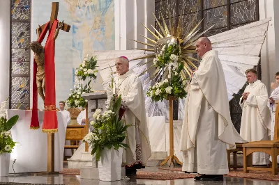 13 maja 1917 r. Matka Boża po raz pierwszy objawiła się w Fatimie trojgu dzieciom: Łucji, Hiacyncie i Franciszkowi, pozostawiając wezwanie do czynienia pokuty i porzucenia grzechu. W odpowiedzi na ten apel, w 105. rocznicę tego wydarzenia wierni licznie zgromadzili się w Katedrze Rzeszowskiej na wspólnej modlitwie do Pani Fatimskiej, prosząc o pokój na świecie, nawrócenie grzeszników i o łaskę stawania się wiernymi uczniami Chrystusa. Pierwsze w tym roku Nabożeństwo Fatimskie rozpoczęło się o godz. 18.30 odśpiewaniem Litanii Loretańskiej oraz przedstawieniem próśb i podziękowań do Matki Bożej Fatimskiej. O godz. 19.00 miała miejsce uroczysta Msza Święta, której przewodniczył bp Stanisław Jamrozek – biskup pomocniczy archidiecezji przemyskiej. Skierował on do zgromadzonych słowo Boże, podkreślając znaczenie wiary w codziennym życiu. Przytoczył słowa papieża Benedykta XVI, który mówił, że „wierzyć to znaczy uznać za prawdę to, czego do końca nie ogarnie nasz umysł. Trzeba przyjąć to, co Bóg nam objawia o sobie, o nas samych i otaczającej nas rzeczywistości, także tej niewidzialnej”. Biskup Stanisław przypomniał wciąż aktualne orędzie Maryi do pokuty, nawrócenia i modlitwy różańcowej. Zwrócił się również do dzieci pierwszokomunijnych, przeżywających swój Biały Tydzień, zachęcając je do modlitwy w ich dziecięcej prostocie i szczerości. Mszę Świętą koncelebrowali ks. Krzysztof Gołąbek – proboszcz parafii katedralnej, ks. Jerzy Buczek – dyrektor Domu Księży Seniorów w Rzeszowie oraz ks. Jakub Nagi – wicedyrektor Radia Via. Ze względu na złe warunki atmosferyczne, w trosce o bezpieczeństwo wiernych, zrezygnowano z procesji z figurą Matki Bożej i relikwiami dzieci fatimskich, która tradycyjnie odbywa się na placu przed Katedrą. Wierni składali swoje intencje przy figurze Matki Bożej Fatimskiej w modlitwie różańcowej, którą poprowadzili ks. Szczepan Węglowski z młodzieżą. Włączyli się w nią także kapłani z dekanatu. Wieczór poświęcony Matce Bożej Fatimskiej zakończyło wspólne odśpiewanie Apelu Jasnogórskiego, po którym jeszcze przez godzinę trwała adoracja Najświętszego Sakramentu. W posługę muzyczną podczas Eucharystii włączyli się Katedralny Chór Chłopięco-Męski Pueri Cantores Resovienses pod dyrekcją Marcina Florczaka oraz orkiestra dęta prowadzona przez Tadeusza Cielaka. Kolejne Nabożeństwa Fatimskie odbędą się w każdy 13. dzień miesiąca do października. Angelika Karnasiewicz fot. Joanna Prasoł