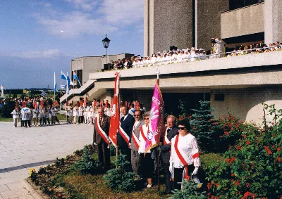 Figura Matki Bożej Fatimskiej została sprowadzona do kościoła Najświętszego Serca Pana Jezusa w Rzeszowie (od 1992 r. katedry) w 1982 r. z Fatimy. Koronacja figury odbyła się 13 czerwca 1993 r. Koronacji dokonał bp Kazimierz Górny wspólnie z bp. Julianem Groblickim i bp. Edwardem Białogłowskim. 