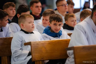 W Wielki Czwartek o godz. 10.00 w naszej Katedrze bp Jan Wątroba przewodniczył Mszy Krzyżma. Jest ona wyrazem jedności i wspólnoty duchowieństwa diecezji. Podczas tej Mszy Świętej biskup poświęcił olej chorych, katechumenów oraz olej krzyżma. Księża koncelebrujący z biskupem Eucharystię odnowili przyrzeczenia kapłańskie. W koncelebrze wzięli udział bp Kazimierz Górny, bp Edward Białogłowski oraz ponad 200 kapłanów z całej diecezji. W Eucharystii wzięli również udział licznie zebrani ministranci, lektorzy, animatorzy, ceremoniarze, członkowie scholi parafialnych i dziewczęcej służby maryjnej. Podczas Mszy Świętej zaśpiewał chór męski pod dyrekcją ks. Andrzeja Widaka. Przy organach zasiadł ks. Julian Wybraniec. fot. Piotr Szorc