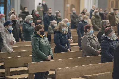 W czwartek 18 listopada, we wspomnienie bł. Karoliny Kózkówny – współpatronki Diecezji Rzeszowskiej, w Katedrze Rzeszowskiej o godz. 18.00 miała miejsce uroczysta Msza Święta, podczas której w poczet Kapituły Katedralnej został włączony ks. Michał Rurak. W uroczystości uczestniczyli przedstawiciele Kapituły Katedralnej, przedstawiciel Kapituły Archikatedralnej w Przemyślu – ks. Mieczysław Rusin oraz kapłani posługujący w Katedrze Rzeszowskiej. Mszy Świętej przewodniczył ks. Krzysztof Gołąbek – proboszcz Katedry i prepozyt Kapituły Katedralnej, homilię zaś wygłosił ks. dr Krzysztof Golas. Uroczystość rozpoczęła się odczytaniem przez ks. Jana Szczupaka – dziekana Kapituły Katedralnej – dekretu biskupa Jana Wątroby o włączeniu ks. Michała Ruraka do grona kanoników oraz o ustanowieniu go Kanonikiem Penitencjarzem kościoła Katedralnego w Rzeszowie. Następnie prepozyt Kapituły poświęcił dystynktorium kanonickie i wprowadził nowego kanonika w urząd. Ten zaś w stroju chórowym zajął miejsce w katedralnych stallach. Nowy kanonik po homilii złożył wyznanie wiary związane z obejmowaniem urzędu w kościele. Tytuł kanonika przyznawany jest przez biskupa diecezji jako wyróżnienie za zaangażowanie kapłana w życie Kościoła. Historycznie kanonikami byli księża skupieni wokół biskupa, któremu pomagali w zarządzaniu lokalnym Kościołem. Obowiązani byli określoną regułą, czyli kanonem praw: stąd pochodzi nazwa „kanonik”. Kapituła katedralna w Rzeszowie jest kolegium kapłanów diecezji rzeszowskiej, powołanym 22 lutego 1993 r. przez Stolicę Apostolską na wniosek biskupa rzeszowskiego Kazimierza Górnego. Zadaniem Kapituły jest sprawowanie bardziej uroczystych czynności liturgicznych w kościele katedralnym, troska o rozwój instytucji duszpasterskich i wychowawczych w diecezji oraz pełnienie zadań zleconych jej przez prawo lub biskupa diecezjalnego. Przedstawiciel Kapituły może uczestniczyć w wizytacjach kanonicznych parafii dokonywanych przez księży biskupów. Kanonicy zajmują miejsca w stallach według ustalonej kolejności podyktowanej datą ich nominacji. Pierwsze miejsce w stallach po prawej stronie jest przeznaczone dla prepozyta, a po stronie lewej dla dziekana. Na czele Kapituły stoi prepozyt, który jest jej przewodniczącym. Obecnie funkcję tę pełni proboszcz Katedry ks. Krzysztof Gołąbek. Statuty Kapituły Katedralnej w Rzeszowie wymieniają jeszcze pięć innych urzędów: •	dziekan (ks. Jan Szczupak) – zastępca prepozyta: służy mu pomocą, zastępuje go w razie nieobecności, uzgadnia udział Kapituły w uroczystościach religijnych i patriotycznych, •	scholastyk (ks. inf. Wiesław Szurek) – odpowiedzialny za archiwum, bibliotekę, •	skarbnik (ks. Stanisław Potera) – odpowiedzialny za finanse kapituły, •	penitencjarz (ks. Michał Rurak) – spowiednik w kościele katedralnym, •	sekretarz (ks. Józef Kula). Strój chórowy Rzeszowskiej Kapituły Katedralnej stanowi czarna sutanna z fioletowymi guzikami i obszywkami, rokieta, biret z fioletowym pomponem, mantolet koloru czarnego obszyty fioletowym sznurkiem, łańcuch z dystynktorium w kształcie krzyża, z podobizną św. Józefa Sebastiana Pelczara – patrona diecezji – oraz pierścień. Strój chórowy obowiązuje kanoników podczas uroczystości kościelnych, zwłaszcza z udziałem biskupa rzeszowskiego, na terenie diecezji rzeszowskiej. Odznaczenia kanonickie są dożywotnie. Ks. Kanonikowi Michałowi Rurakowi serdecznie gratulujemy oraz życzymy wielu łask Bożych w posłudze w Rzeszowskiej Katedrze dla dobra kościoła parafialnego i diecezjalnego. Ks. Michał Rurak urodził się w 1957 r. w Kamieniu. Szkołę podstawową ukończył w Cholewianej Górze. Swą naukę kontynuował w Liceum Ogólnokształcącym w Rudniku, a w 1976 r. wstąpił do Wyższego Seminarium Duchownego w Przemyślu. 20 czerwca 1982 r. przyjął święcenia kapłańskie z rąk biskupa Ignacego Tokarczuka. Posługiwał w parafiach: Rymanów Zdrój (1982-1985), Rzeszów – Matki Bożej Różańcowej (1985-1987), Przemyśl – Św. Benedykta, Cyryla i Metodego (1987-1989), Chmielnik (1989-1992). W 1992 r. został proboszczem w Cieklinie. Od 1993 r. posługuje w Katedrze Rzeszowskiej. Fot. Małgorzata Ryndak