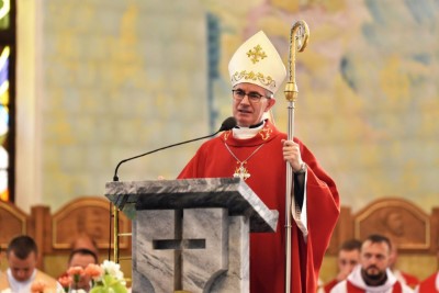 Mszą Świętą w naszej Katedrze rozpoczęły się XVI Mistrzostwa Polski Liturgicznej Służby Ołtarza w piłce nożnej o puchar „KnC”. W rozgrywkach 28 i 29 lipca 2021 r. weźmie udział 72 drużyny z 20 diecezji i 2 prowincji zakonnych. Zawody odbywają się ku pamięci śp. ks. Tomasza Blicharza.  Eucharystii przewodniczył bp Jan Wątroba. Mszę św. koncelebrowało ponad 40 księży – głównie opiekunowie drużyn sportowych z różnych diecezji. W Eucharystii uczestniczyła Stanisława Blicharz i Marcin Blicharz, mama i brat ks. Tomasz Blicharza, któremu dedykowany jest tegoroczny turniej (ks. Blicharz był przez wiele lat duszpasterzem Liturgicznej Służby Ołtarza Diecezji Rzeszowskiej, a także inicjatorem i głównym organizatorem poprzednich edycji mistrzostw LSO, które odbyły się w Rzeszowie w 2016 i 2018 r. Zmarł 17 października 2020 r. w wieku 39 lat). Po Mszy św. sportowcy z Liturgicznej Służby Ołtarza rozjechali się do czterech hal sportowych i na 8 Orlików na terenie Rzeszowa, Łąki, Trzebowniska i Tyczyna.  W zawodach uczestniczy 72 drużyny z 20 diecezji i 2 prowincji zakonnych w Polsce – jest to blisko 800 sportowców. Rywalizacja odbywa się w trzech kategoriach wiekowych: ministrant (roczniki urodzenia 2009-2013), lektor młodszy (2005-2008) i lektor starszy (2000-2004).  Diecezje rzeszowską reprezentują parafie: Gorlice (pw. Narodzenia NMP) i Rzeszów (pw. Bożego Ciała) w kategorii ministrant; Górno, Łowisko i Błażkowa w kategorii lektor młodszy oraz Zaczernie, Cmolas, Hermanowa, Rzeszów (pw. św. Mikołaja) i Tarnowiec w kategorii lektor starszy.  W poniedziałek, 28 czerwca zostaną rozegrane eliminacje. Drugi dzień zawodów również rozpocznie się Mszą św. w rzeszowskiej katedrze – Eucharystii będzie przewodniczył bp Edward Białogłowski. Ceremonię wręczenia nagród i zakończenia przewidziano na godz. 15.00 w Hali Sportowej Młodzieżowego Ośrodka Socjoterapii przy ul. Miłocińskiej w Rzeszowie.  Głównym organizatorem turnieju jest miesięcznik „KnC” – „Króluj nam Chryste”. Gospodarzami są: Diecezja Rzeszowska i Liturgiczna Służba Ołtarza Diecezji Rzeszowskiej.  Tekst i zdjęcia: ks. Tomasz Nowak 