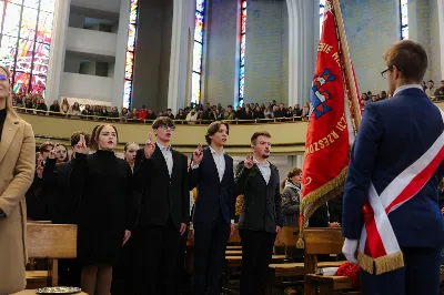 W niedzielę, 26 listopada 2023 r., w uroczystość Jezusa Chrystusa Króla Wszechświata obchodzony jest Światowy Dzień Młodzieży, a także jest to święto patronalne Akcji Katolickiej i Katolickiego Stowarzyszenia Młodzieży. Świętowanie przebiegało pod hasłem „Królewska Uczta”.

Celebrację uroczystości Jezusa Chrystusa Króla Wszechświata i 38. Światowego Dnia Młodzieży w diecezji rozpoczęła Msza Święta w naszej Katedrze, której przewodniczył bp Jan Wątroba. Eucharystię koncelebrowało kilkudziesięciu księży, głównie asystentów oddziałów Akcji Katolickiej, Katolickiego Stowarzyszenia Młodzieży i duszpasterzy młodzieży.

Po homilii 40 młodych z różnych parafii złożyło przyrzeczenie, poprzez które zostali włączeni w szeregi Katolickiego Stowarzyszenia Młodzieży. Kandydaci przed sztandarem KSM, wobec bp. Wątroby, wypowiedzieli rotę przysięgi: Uroczyście przyrzekam pracować nad sobą, aby móc całym życiem wiernie służyć Bogu, Kościołowi i Ojczyźnie, czynić dobro ludziom, być dobrym członkiem Katolickiego Stowarzyszenia Młodzieży.

Po Komunii Świętej bp Wątroba wręczył nominacje 15 nowym prezesom parafialnych oddziałów Akcji Katolickiej. Na czteroletnią kadencję zostali powołani: Zofia Marszałek – Będziemyśl, Maria Cieśla – Brzeziny, Augustyn Rębisz – Górno, Stanisława Głowaty – Jasło, Jerzy Nowak – Jasło, Teresa Tokarz – Lipinki, Mariusz Żarów – Lutoryż, Zofia Skóra – Niedźwiada, Renata Maternia – Rzeszów, Beata Korczyńska – Rzeszów, Alina Dyrak – Rzeszów, Danuta Tłuczek – Siedliska, Janusz Kochański – Terliczka, Maria Szybkowska – Tyczyn i Jadwiga Nowak – Ustrobna.

Na zakończenie Eucharystii Jeremi Kalkowski, prezes DIAK wraz z przedstawicielami wspólnot podziękowali bp. Wątrobie i kapłanom za towarzyszenie świeckim w duchowym rozwoju.

Za organizację wydarzeń w kościele katedralnym był odpowiedzialny ks. Stanisław Potera, asystent Diecezjalnego Instytutu Akcji Katolickiej oraz ks. Tomasz Ryczek, diecezjalny duszpasterz młodzieży i diecezjalny asystent KSM.

Po Eucharystii młodzież zgromadzona w katedrze w przemarszu ulicami miasta udała się do Uniwersytetu Rzeszowskiego, gdzie odbywa się druga część obchodów 38. Światowego Dnia Młodzieży. 

fot. Piotr Szorc