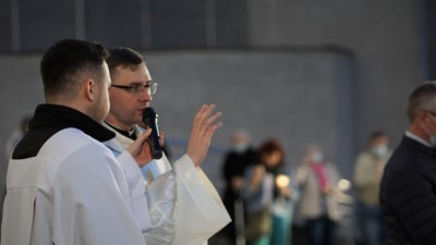 W czwartek 13 maja przeżywaliśmy uroczyste Nabożeństwo Fatimskie. Naszym modlitwom przewodniczył ks. dr Sławomir Jeziorski, prefekt i wykładowca Wyższego Seminarium Duchownego w Rzeszowie. O godz. 18.45 zostały przedstawione prośby i podziękowania do Matki Bożej Fatimskiej, w intencji których sprawowana była także Msza Święta. W koncelebrze uczestniczył ks. Piotr Tarnawski, radca Nuncjatury Apostolskiej w Moskwie, ks. Jan Młynarczyk, emerytowany proboszcz parafii Matki Bożej Królowej Polski i św. Jana Kantego w Sandomierzu i ks. Krzysztof Gołąbek, proboszcz parafii katedralnej i kustosz sanktuarium. Po Mszy Świętej wyruszyła procesja z figurą Matki Bożej. Nabożeństwo zakończył Apel Jasnogórski. fot. Małgorzata Ryndak