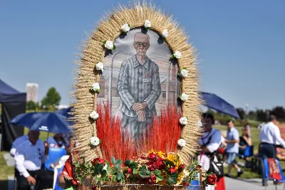 30 sierpnia 2020 r. do Parku Papieskiego w Rzeszowie na diecezjalne dożynki przyjechało 49 delegacji z dożynkowymi wieńcami.  Już o godz. 11.00 plac przed znajdującą się w Parku Papieskim sceną wypełniły delegacje z parafii diecezji rzeszowskiej. W sumie zarejestrowano 49 delegacje. Tegoroczną obsługę dożynek, w tym przygotowanie liturgii, zapewnili wierni i duszpasterze z dekanatu Sokołów Małopolski. O godz. 11.30 prof. Kazimierz Ożóg, mieszkaniec Górna, zaprezentował kilka myśli na temat chleba i godności pracy rolnika. Na scenie wystąpił zespół „Młody Duch i Przyjaciele” kierowany przez Dariusza Kosaka. Przed rozpoczęciem Mszy św. ks. Jerzy Uchman, diecezjalny duszpasterz rolników, przywitał przybyłych do Rzeszowa rolników, ogrodników, sadowników i pszczelarzy, wśród nich starostów dożynek Jerzego i Zofię Bednarzów z Kamienia, a także obecnych na Mszy św. parlamentarzystów, władze państwowe i samorządowe, służby mundurowe oraz poczty sztandarowe. Mszy św. przewodniczył bp Edward Białogłowski. W koncelebrze uczestniczył bp Kazimierz Górny oraz czternastu księży. W długiej procesji z darami do ołtarza podeszły delegacje wszystkich obecnych parafii przynosząc chleby i owoce. Dary te zostały przekazane Rzeszowskiemu Towarzystwu Pomocy im. św. Brata Alberta. Na zakończenie liturgii bp Białogłowski pobłogosławił przyniesione płody ziemi oraz ziarno na zasiew. Po błogosławieństwie poszczególne delegacje, przedstawiane przez ks. Jana Szczupaka, wikariusza biskupiego ds. społecznych, prezentowały swoje wieńce.  fot. ks. Tomasz Nowak