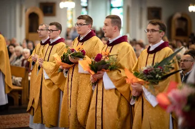 „Na swoje życie i swoje kapłaństwo trzeba popatrzeć w świetle Bożej miłości. Inaczej go nie pojmiemy ani my, ani ci, którzy będą na nas patrzeć” – mówił bp Jan Wątroba podczas Mszy św. z udzieleniem święceń prezbiteratu. 4 czerwca 2022 r. w kościele katedralnym jedenastu diakonów diecezji rzeszowskiej przyjęło sakrament kapłaństwa.
Do grona neoprezbiterów diecezji rzeszowskiej należą: ks. Sebastian Bełz z parafii w Nienadówce, ks. Krzysztof Lampart z parafii w Rudnej Wielkiej, ks. Mateusz Łachmanek z parafii w Lipinkach, ks. Karol Migut z parafii w Jasionce, ks. Marcin Murawski z parafii katedralnej w Rzeszowie, ks. Adrian Pazdan z parafii w Zagorzycach, ks. Tomasz Sienicki z parafii w Bieździedzy, ks. Dominik Świeboda z parafii w Palikówce, ks. Piotr Wąsacz z parafii bł. Władysława Findysza w Rzeszowie, ks. Mateusz Wojtuń z parafii w Święcanach oraz ks. Wiktor Zoła z parafii w Cieklinie.
Mszy św. przewodniczył i święceń udzielił bp Jan Wątroba. Eucharystię koncelebrowało około osiemdziesięciu księży, m.in: przełożeni Wyższego Seminarium Duchownego w Rzeszowie oraz proboszczowie i wikariusze z parafii rodzinnych neoprezbiterów. W Mszy św. uczestniczył abp Edward Nowak, bp Kazimierz Górny i bp Edward Białogłowski.
Zebranych w kościele katedralnym powitał ks. Krzysztof Gołąbek, proboszcz parafii.
W homilii bp Jan Wątroba nawiązał do słów z Ewangelii według św. Jana w których Chrystus tłumaczy co to znaczy być dobrym pasterzem. „Być kapłanem w Kościele Chrystusowym to znaczy mieć udział w Jego pasterskiej misji i stale upodabniać się do Dobrego Pasterza, który zna owce, karmi je, broni i jest gotów oddać życie dla ich dobra” – mówił hierarcha.
Po homilii odbył się obrzędy święceń: przyrzeczenie czci i posłuszeństwa Biskupowi Ordynariuszowi, Litania do Wszystkich Świętych podczas której kandydaci leżeli krzyżem, nałożenie rąk, modlitwa święceń oraz namaszczenie rąk krzyżmem i wręczenie chleba i wina. Podczas Liturgii Eucharystycznej nowo wyświęceni po raz pierwszy wyciągnęli dłonie nad chlebem i winem wypowiadając słowa konsekracji.
Na zakończenie Mszy św. ks. Tomasz Sienicki, podziękował w imieniu nowo wyświęconych wszystkim, którzy przyczynili się do przygotowania ich do kapłaństwa. Słowa wdzięczności, m.in. przełożonym Wyższego Seminarium Duchownego w Rzeszowie i rodzicom neoprezbiterów, wypowiedział bp Jan Wątroba. 
W drodze do zakrystii neoprezbiterzy zatrzymali się przy figurze Matki Bożej Fatimskiej zawierzając swoje kapłaństwo Matce Bożej.
W niedzielę, 5 czerwca, w Uroczystość Zesłania Ducha Świętego, neoprezbiterzy będą sprawować w swoich rodzinnych parafiach uroczyste Msze św. prymicyjne, a w najbliższych tygodniach otrzymają skierowania do parafii.

Fot. ks. Jakub Nagi oraz biala-wrona.pl
